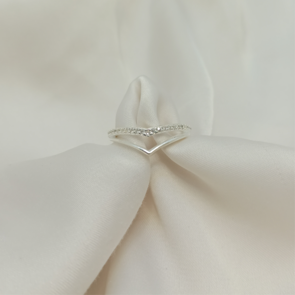 Anillo doble en V con zirconia