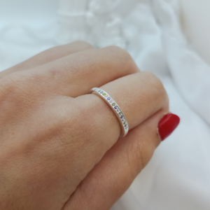 Anillo medio sin fin con zirconia en colores