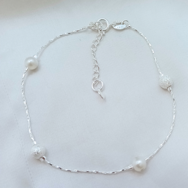 Pulsera perlas y bola arenada